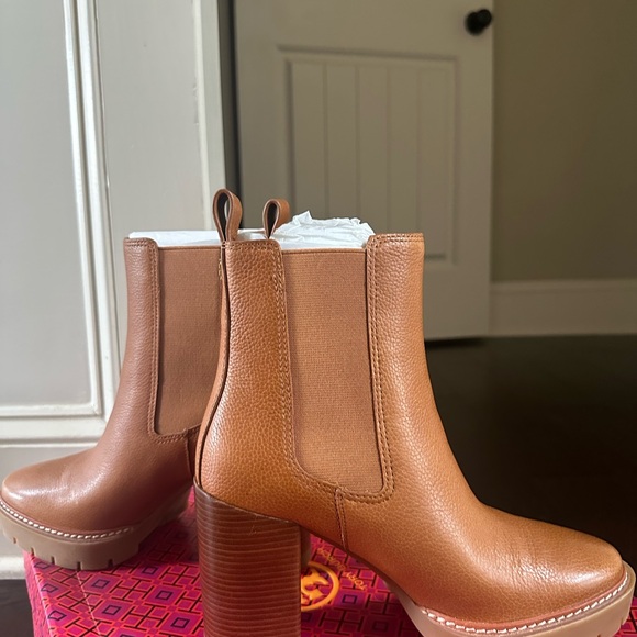 Tory Burch Carson Lug Sole Boots Size 8 - Picture 7 of 7